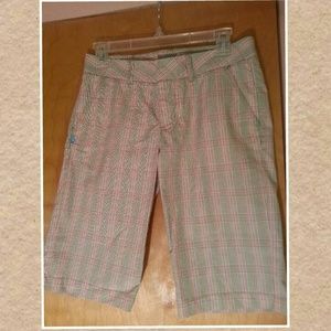 NWT Volcom Capri's. Size 3.