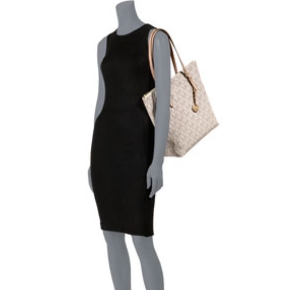 Authentic Michael kors black monogram tote - Picture 4 of 4