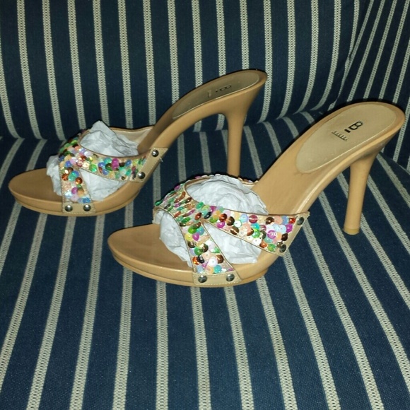 Bakers Shoes - BAKERS Wood Heels Sandals Sequin Accent Size 9B