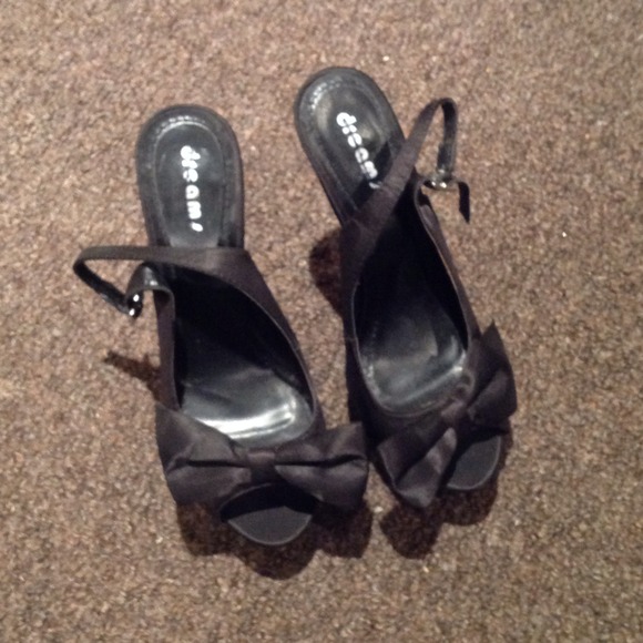 Black heels with bow