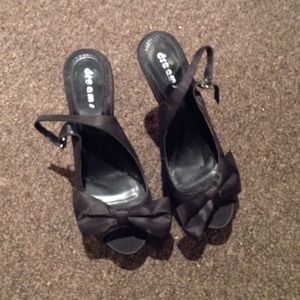Black heels with bow
