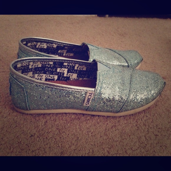 used Toms, kids, size 1Y.