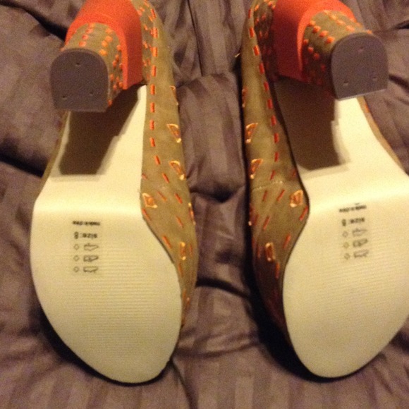 Never worn. - Picture 3 of 4