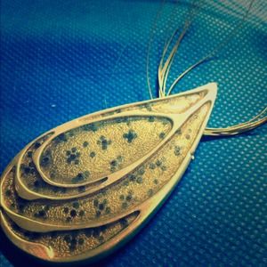 Wired effect beautiful pendant necklace