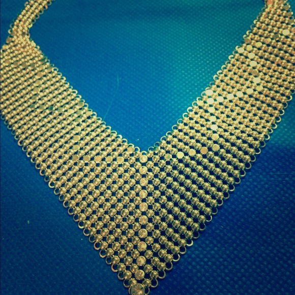 Stunning gold toned "v" necklace