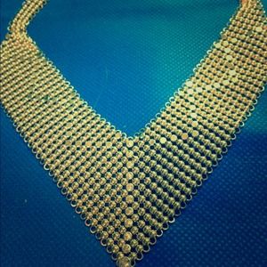 Stunning gold toned "v" necklace