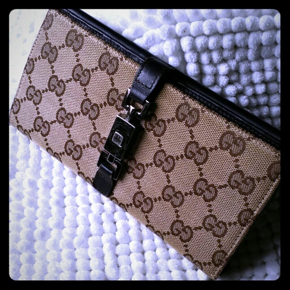 *REDUCED!!*  AUTHENTIC Gucci Womens wallet Beige