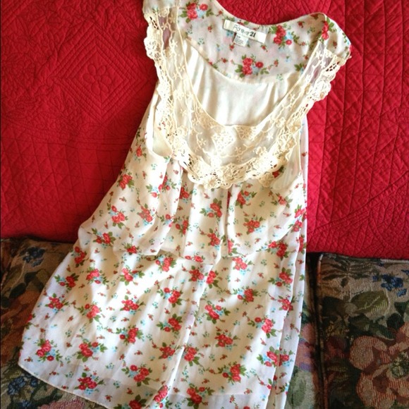 🌹Adorable Floral Top. Perfect for Summer!🌹 - Picture 1 of 4