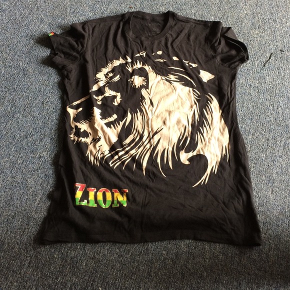 Ragga wear t shirt 2X runs small fits 1X or XL