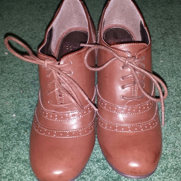 Brown oxford-like wedges