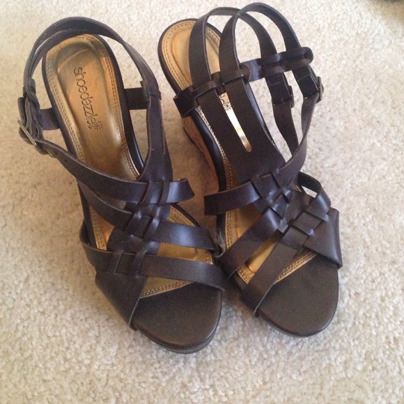 Shoe dazzle brown wedge sandals