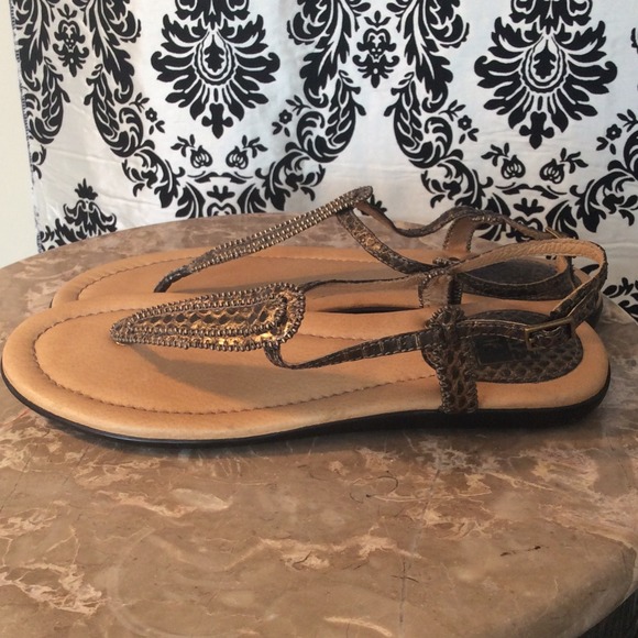 Frye metallic ankle strap sandals mismates 7 7.5