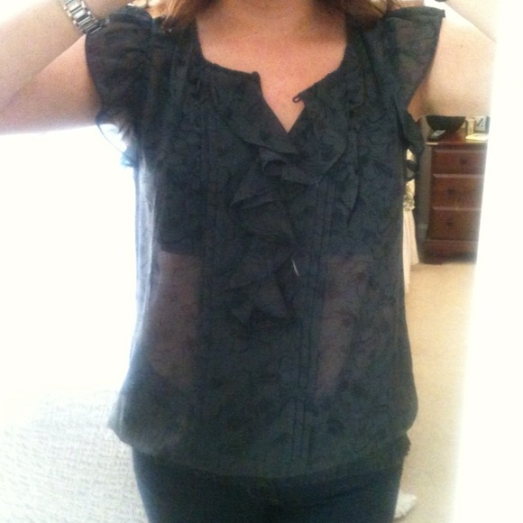 Pretty ruffle top - Picture 1 of 4