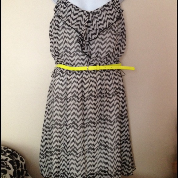 SOLD- 🎉 HP- Black White Chevron Dress with Belt - Picture 2 of 2