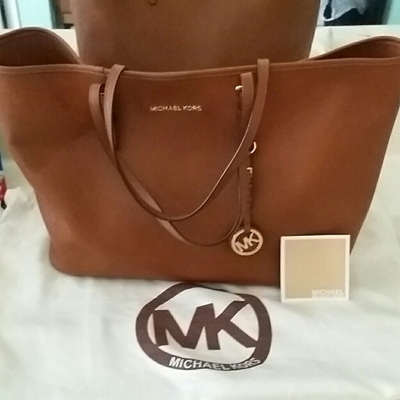 Large Michael kors hand bag. Nice one