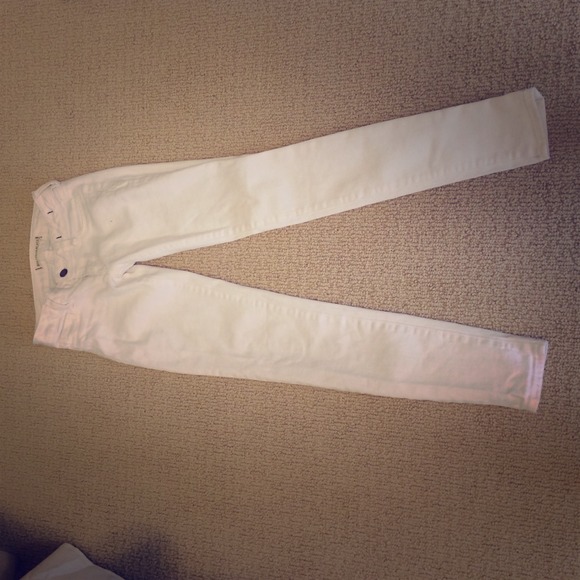 Super cute white skinny jeans!