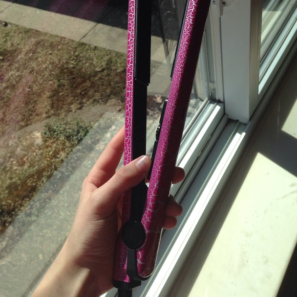 Flat iron to straighten hair💖