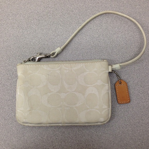 🎀SOLD IN BUNDLE🎀Signature Print Coach Wristlet - Picture 2 of 3