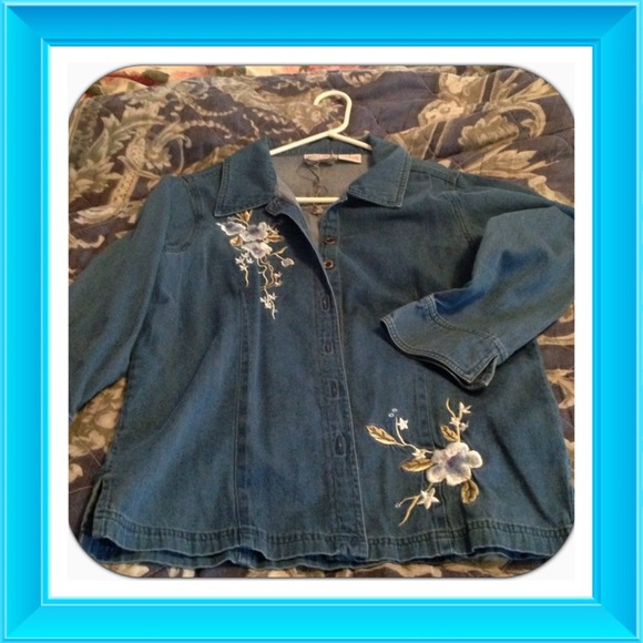 Beautiful embroidered denim blouse! - Picture 1 of 4