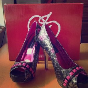 IRON FIST shoes! statement shoes! 👠💋💟