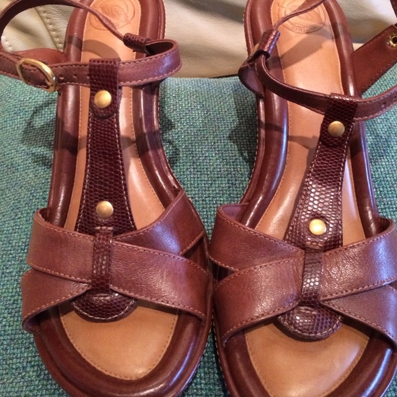 REDUCED!Like new size 9 Nuture Wedges - Picture 1 of 4