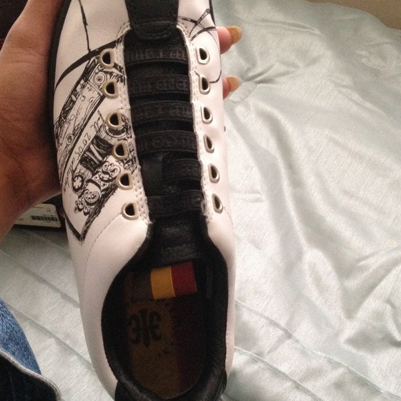 Shoes - Picture 3 of 4