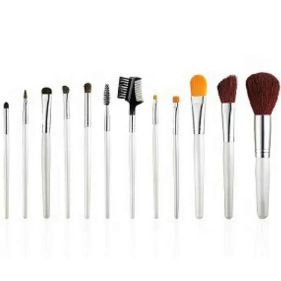SOLD ELF 12 piece brush set 💄