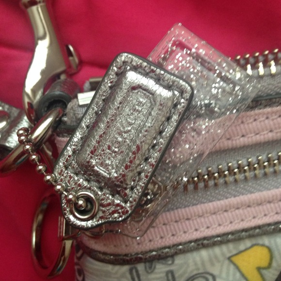 Coach wristlet. - Picture 3 of 4