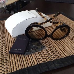 💯% Authentic Prada boroque in Havana color.