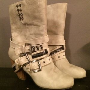 Fashion boots from the buckle!