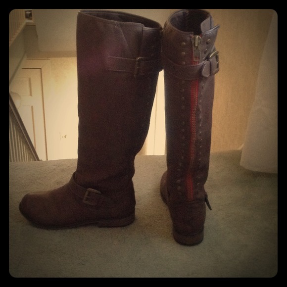 Gorgeous Brown Boots with red zipper!