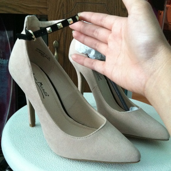 Suede nude shoes with gold studded ankle strap - Picture 2 of 3