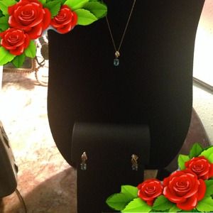 🦋10kt gold necklace & earrings with blue Topaz