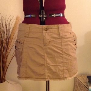 Khaki short with slash pockets and pleats!!!