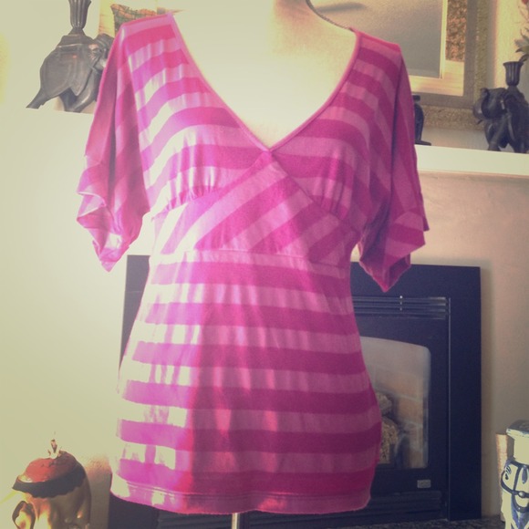 🔴sold🔴Fushia vneck top