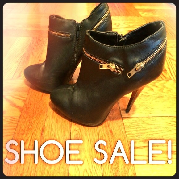 WINTER SHOE SALE! Black ankle booties!