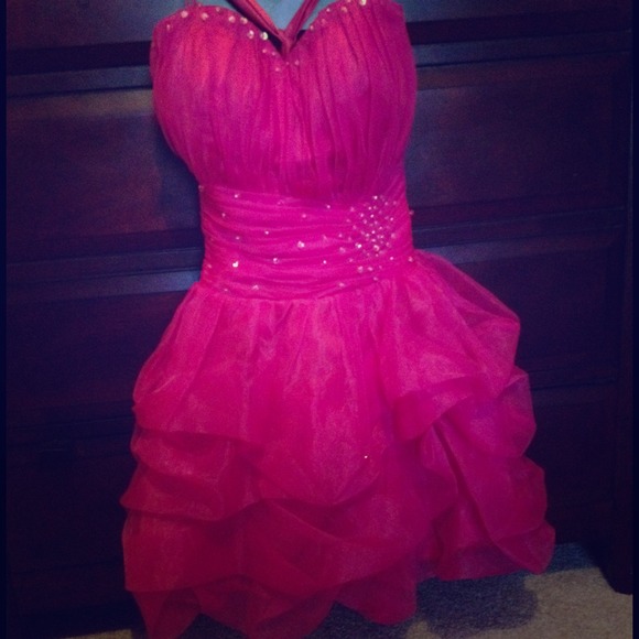 beautiful fuschia homecoming/prom dress. 🎀