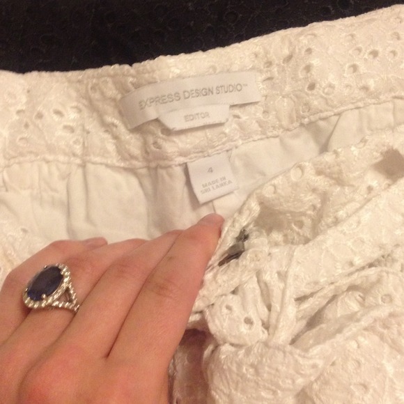 ❌SOLD❌White Eyelet Shorts - Picture 3 of 4