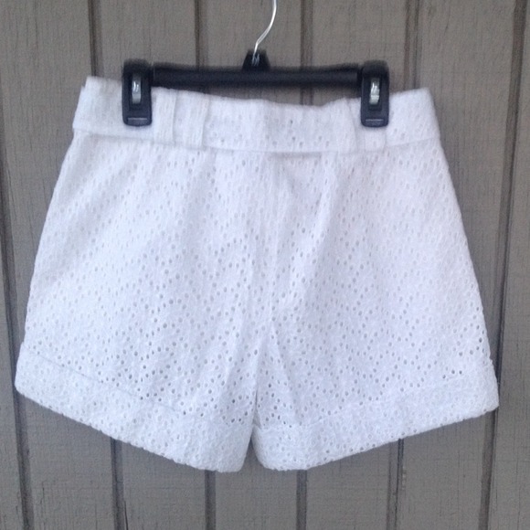 ❌SOLD❌White Eyelet Shorts - Picture 2 of 4