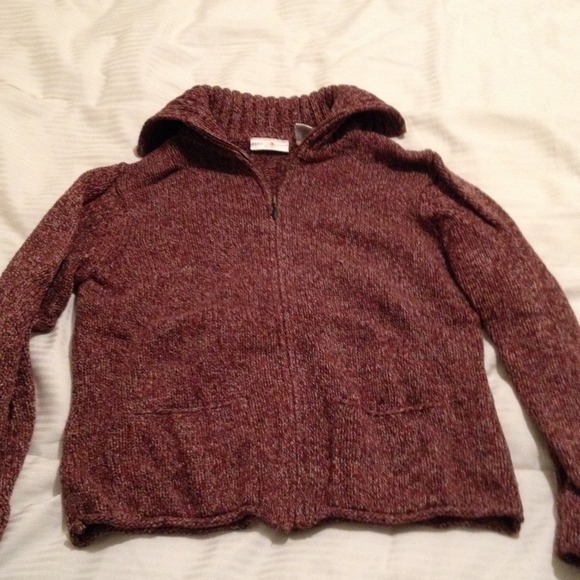 HOLD! Zip front sweater with two pockets