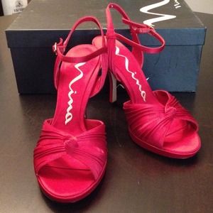 Red rouge strap heel