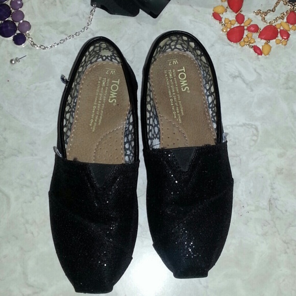 Toms size 7 wide