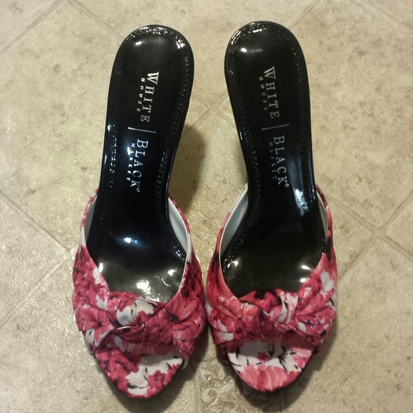 NWT Gwen Floral White House Black Market Sandals