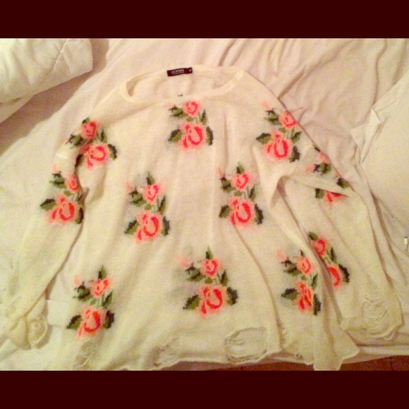 ❌SOLD❌Romwe Floral Ripped Knit