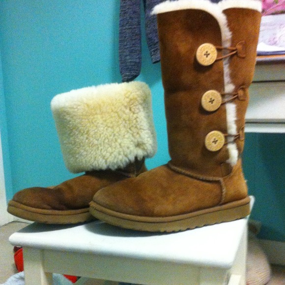 Triple bailey button chestnut Uggs