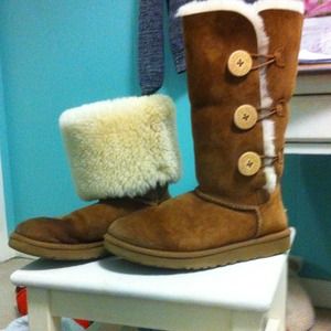 Triple bailey button chestnut Uggs