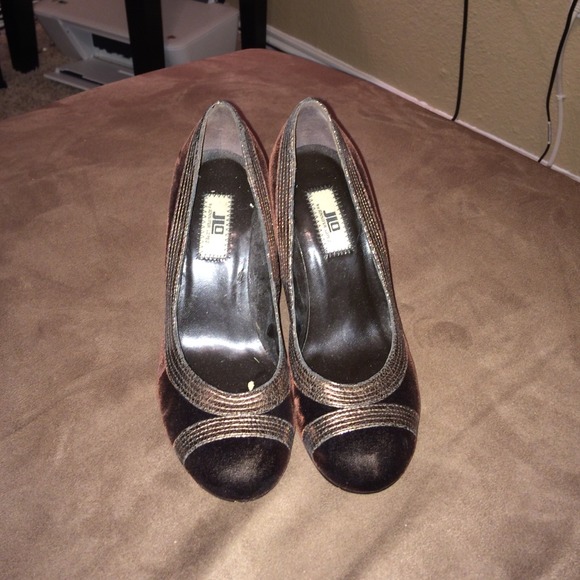 They are wedge velvety high shoes - Picture 1 of 4