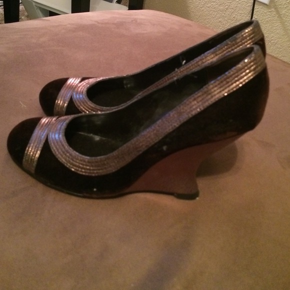 They are wedge velvety high shoes - Picture 2 of 4