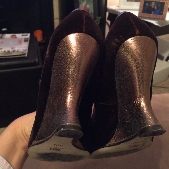 They are wedge velvety high shoes - Picture 3 of 4