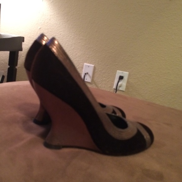 They are wedge velvety high shoes - Picture 4 of 4